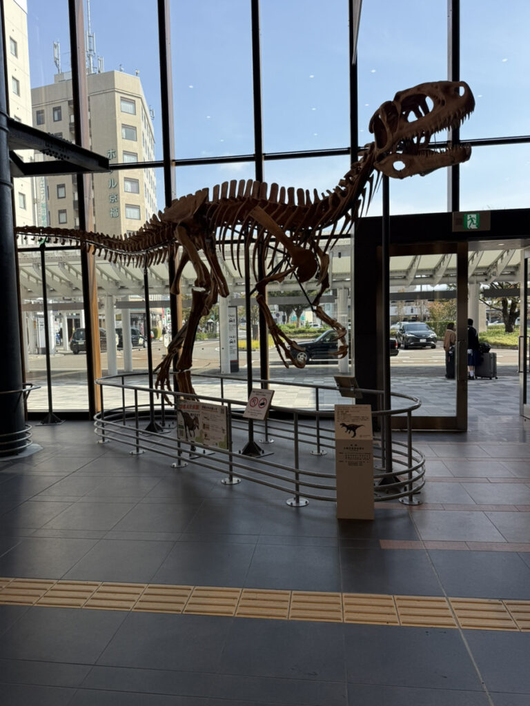 駅の中の恐竜化石