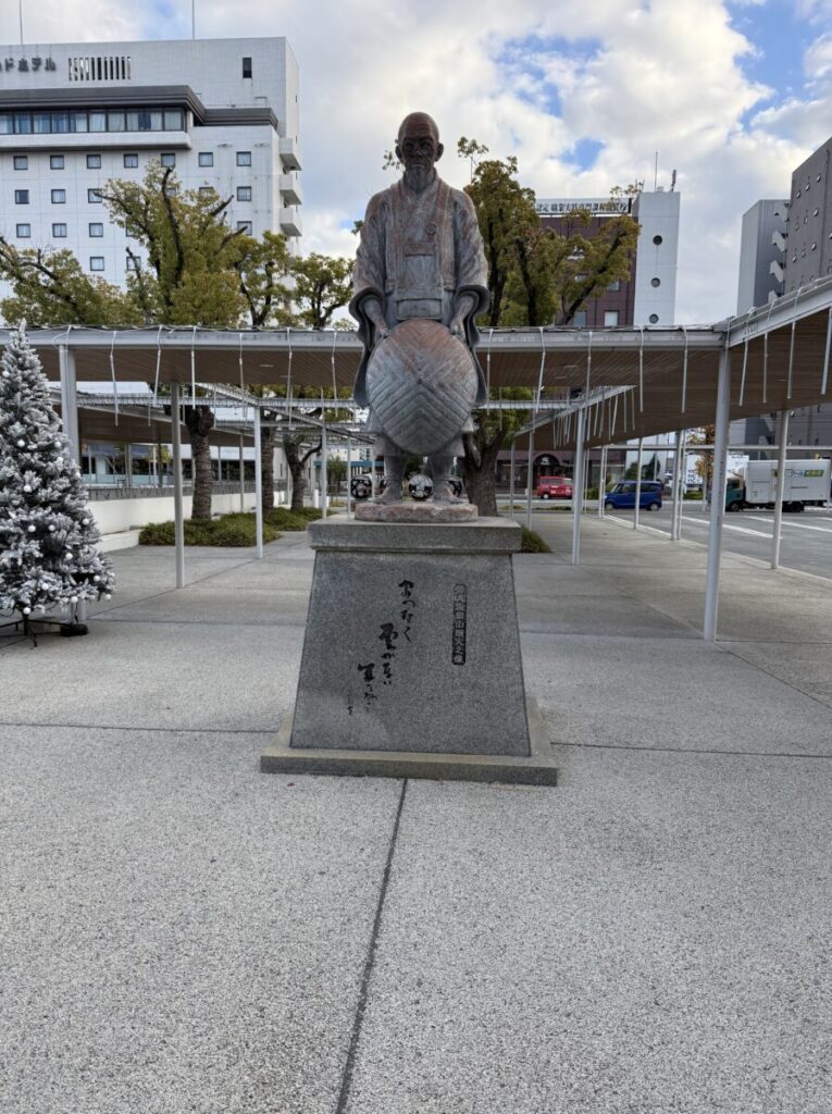 種田山頭火像たねださんとうかぞう